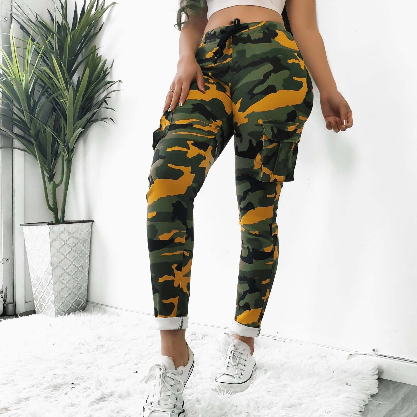 Pantalones casuales con estampado de camuflaje y reparación sexy para damas