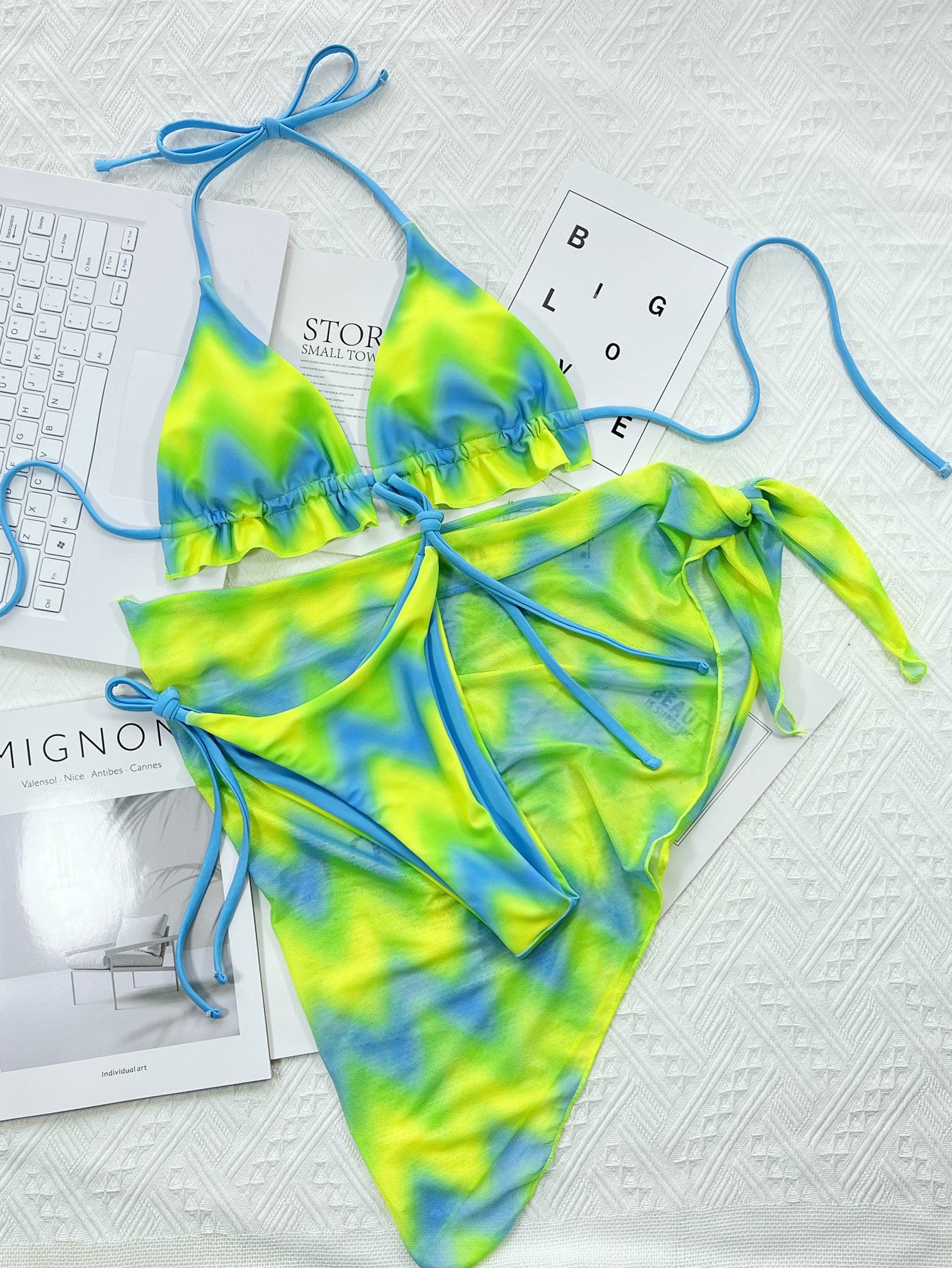 Bikini mit Batikmuster, einzelner Badeanzug außen, Bikini