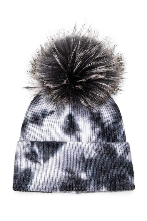 Beanie mit Bommel aus natürlichem Waschbärfell in Batikoptik