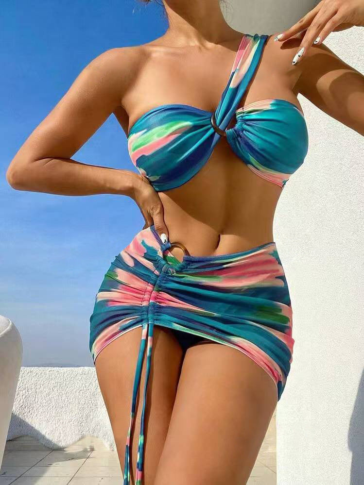 Bikini de tres piezas con degradado de color y hombros descubiertos