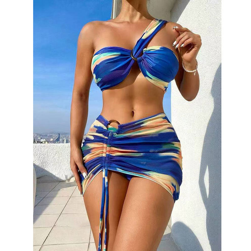 Bikini de tres piezas con degradado de color y hombros descubiertos