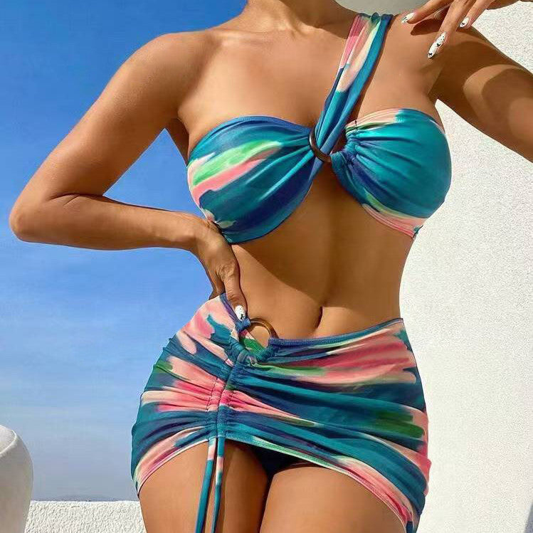 Bikini de tres piezas con degradado de color y hombros descubiertos