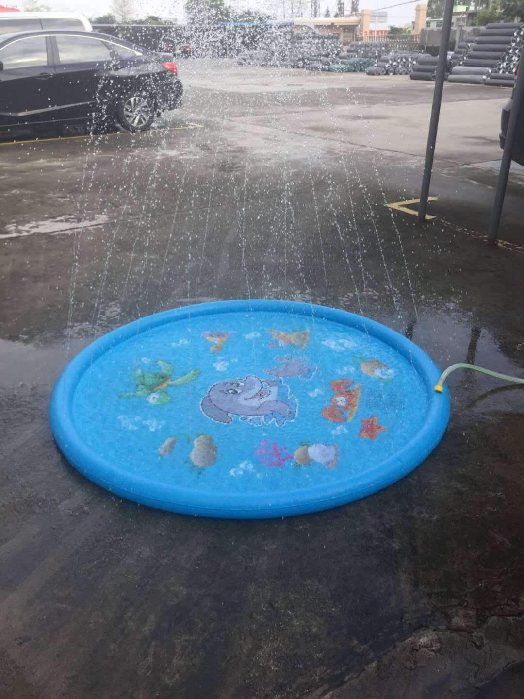 Alfombrilla de piscina con rociador de agua para niños duradera y resistente al agua