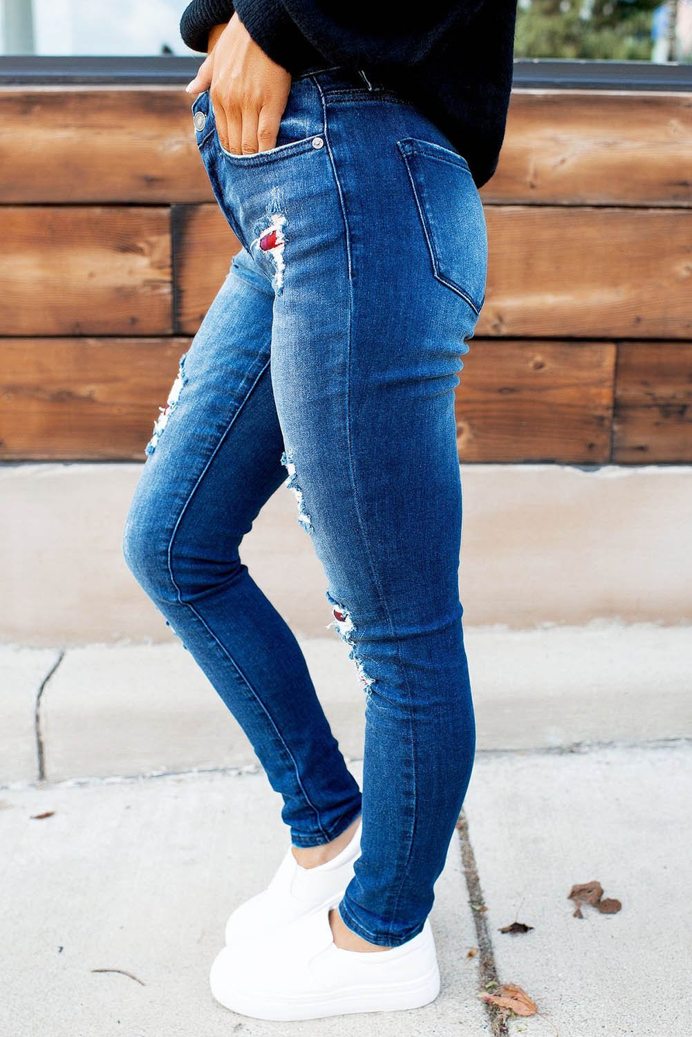 Dunkel verwaschene Skinny-Jeans mit mittelhohem Bund und karierten Patches