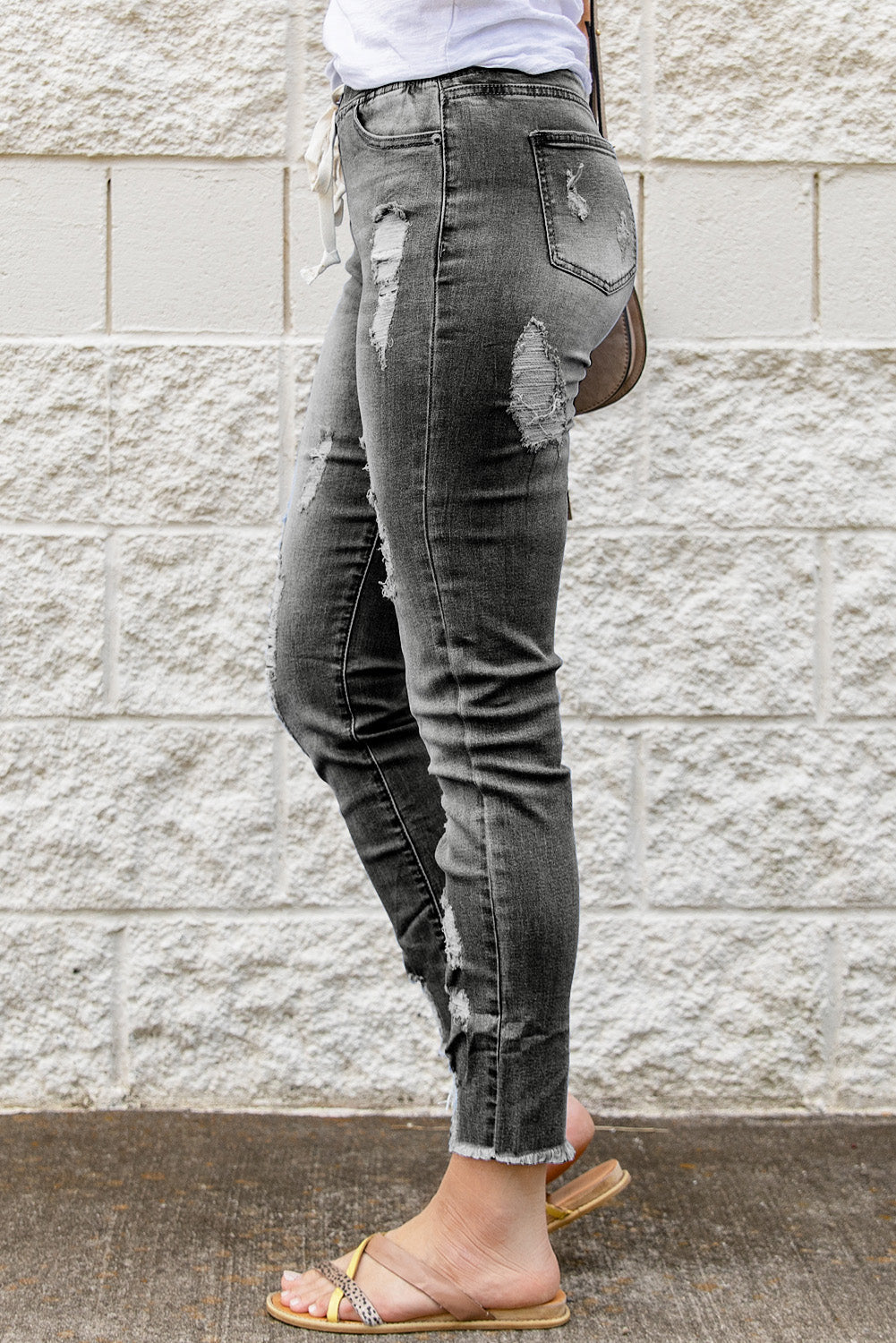 Pantalones vaqueros rasgados con cintura elástica y cordón ajustable de color gris para mujer