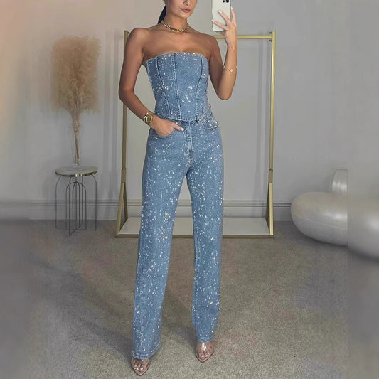 Traje sexy con chaleco brillante y hombros descubiertos y pantalones de diamantes