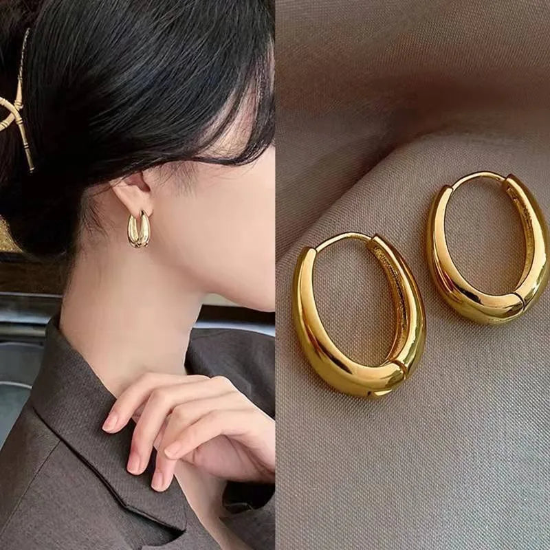 2 piezas de nuevos pendientes de aro de metal chapados en color dorado clásico para mujer. 