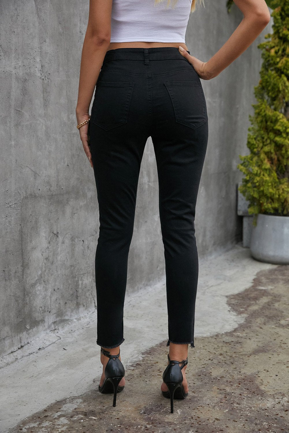 Schwarze, schlichte, hoch taillierte, ausgefranste Cropped-Jeans für Damen