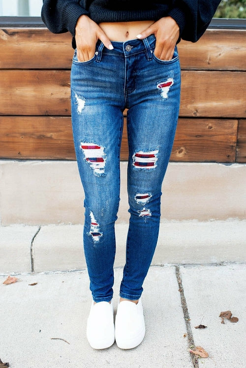 Dunkel verwaschene Skinny-Jeans mit mittelhohem Bund und karierten Patches