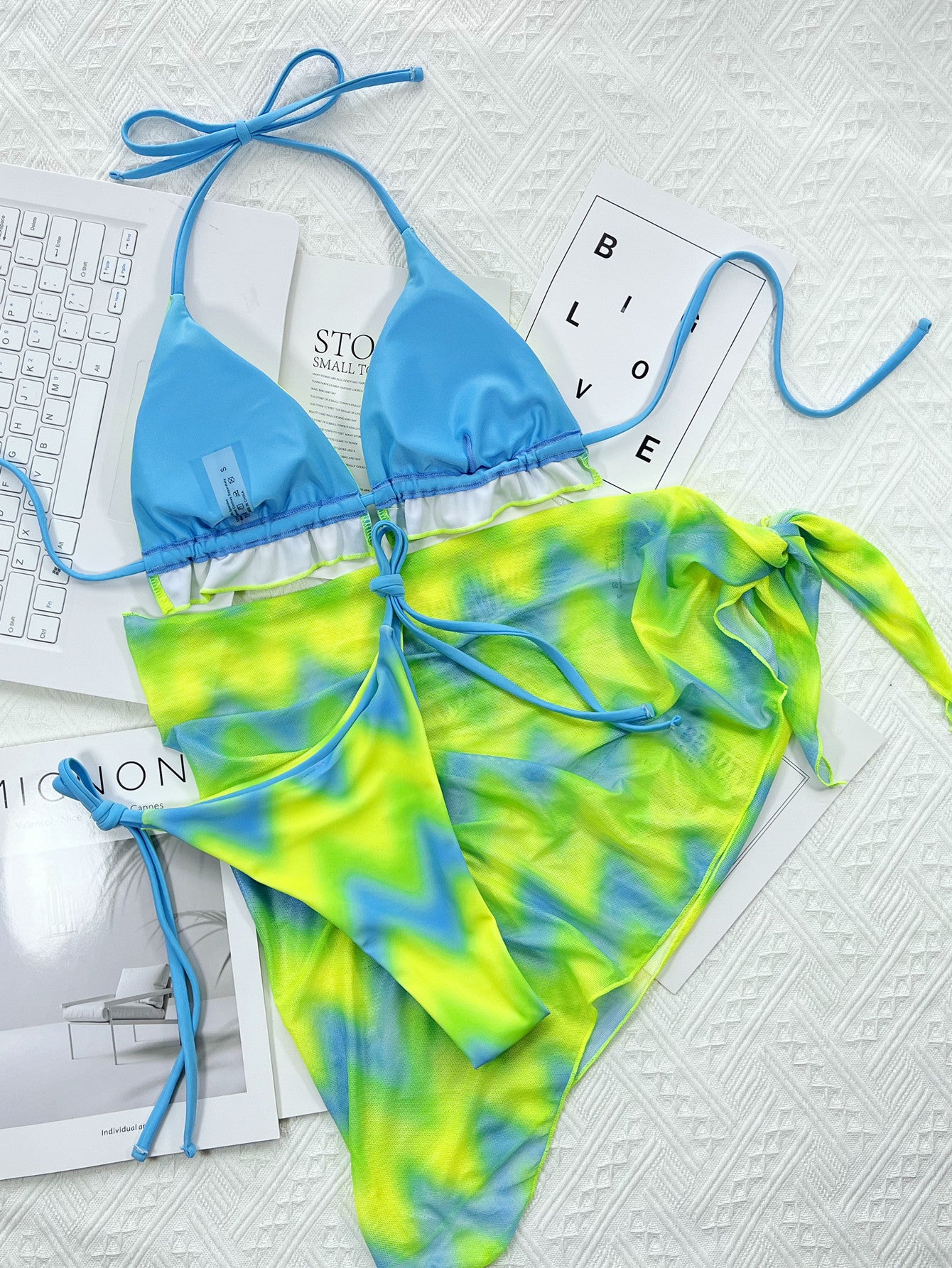 Bikini mit Batikmuster, einzelner Badeanzug außen, Bikini