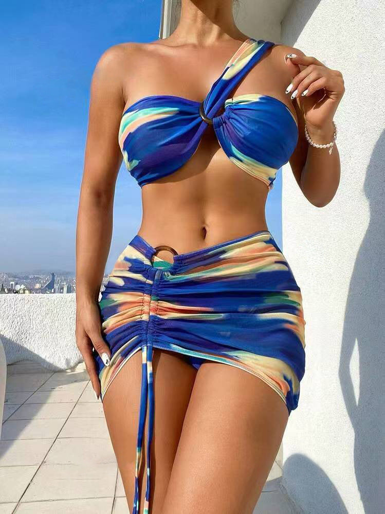 Bikini de tres piezas con degradado de color y hombros descubiertos